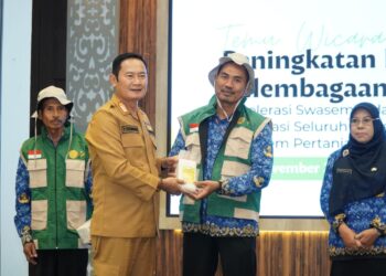 Kartono, warga LDII Lamongan, berhasil meraih Penghargaan Penyuluh Pertanian Inovatif dari Bupati Lamongan. Penghargaan tersebut diserahkan langsung oleh Bupati Yuhronur Efendi dalam acara Temu Wicara Peningkatan Kapasitas Kelembagaan Petani yang digelar Dinas Ketahanan Pangan dan Pertanian di Aula Gajah Mada Pemkab Lamongan, Senin (17/11). Foto: Dok. LINES Lamongan