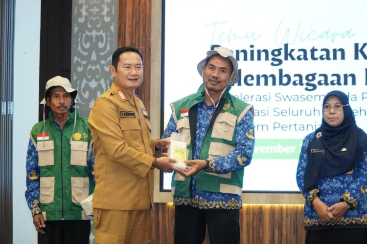 Kartono, warga LDII Lamongan, berhasil meraih Penghargaan Penyuluh Pertanian Inovatif dari Bupati Lamongan. Penghargaan tersebut diserahkan langsung oleh Bupati Yuhronur Efendi dalam acara Temu Wicara Peningkatan Kapasitas Kelembagaan Petani yang digelar Dinas Ketahanan Pangan dan Pertanian di Aula Gajah Mada Pemkab Lamongan, Senin (17/11). Foto: Dok. LINES Lamongan