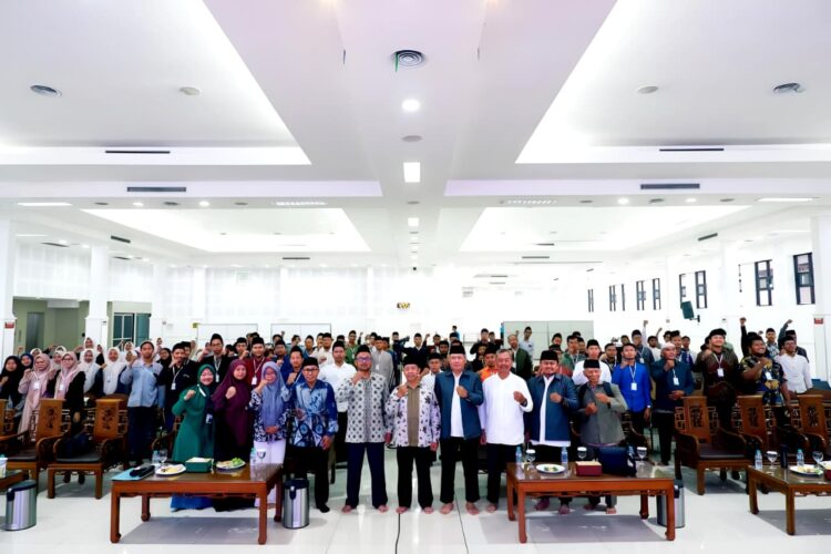 Kasi Pendidikan Diniyah dan Pondok Pesantren Kemenag Kota Kediri, Ahmad Rofiuddin Faruq mengapresiasi dukungan fasilitas dari Ponpes Wali Barokah dan LDII dalam memfasilitasi Bimbingan Teknis (Bimtek) operator Education Management Information System (EMIS) Kementerian Agama. Dok: LINES.