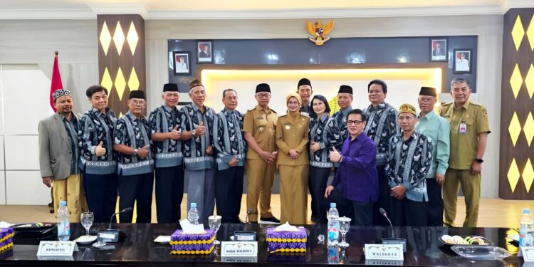Para peserta Dialog Kebangsaan yang terdiri dari unsur Pemerintah Kota Kediri, FKUB, dan tokoh lintas agama berfoto bersama usai pertemuan di Ruang Joyoboyo, Balai Kota Kediri, Selasa (25/11). Wali Kota Kediri Vinanda Prameswati bersama jajaran Forkopimda tampak berada di barisan tengah, didampingi para pengurus FKUB yang mengenakan seragam motif khas. Foto: Dok. LINES Kediri.