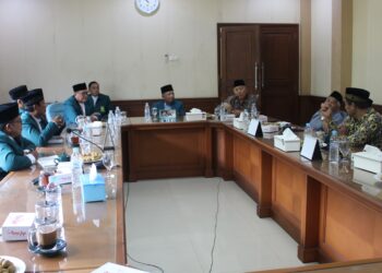 Para pengurus DPD LDII Kabupaten Gresik saat menerima kunjungan silaturahim dari jajaran Forum Kerukunan Umat Beragama (FKUB) Gresik di kantor DPD LDII Gresik, Rabu (5/11). Pertemuan tersebut membahas penguatan sinergi lintas lembaga keagamaan dalam menjaga kerukunan dan keharmonisan sosial di masyarakat. (Foto: Dok. LINES Gresik)