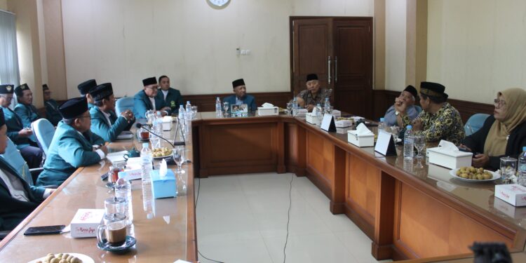 Para pengurus DPD LDII Kabupaten Gresik saat menerima kunjungan silaturahim dari jajaran Forum Kerukunan Umat Beragama (FKUB) Gresik di kantor DPD LDII Gresik, Rabu (5/11). Pertemuan tersebut membahas penguatan sinergi lintas lembaga keagamaan dalam menjaga kerukunan dan keharmonisan sosial di masyarakat. (Foto: Dok. LINES Gresik)