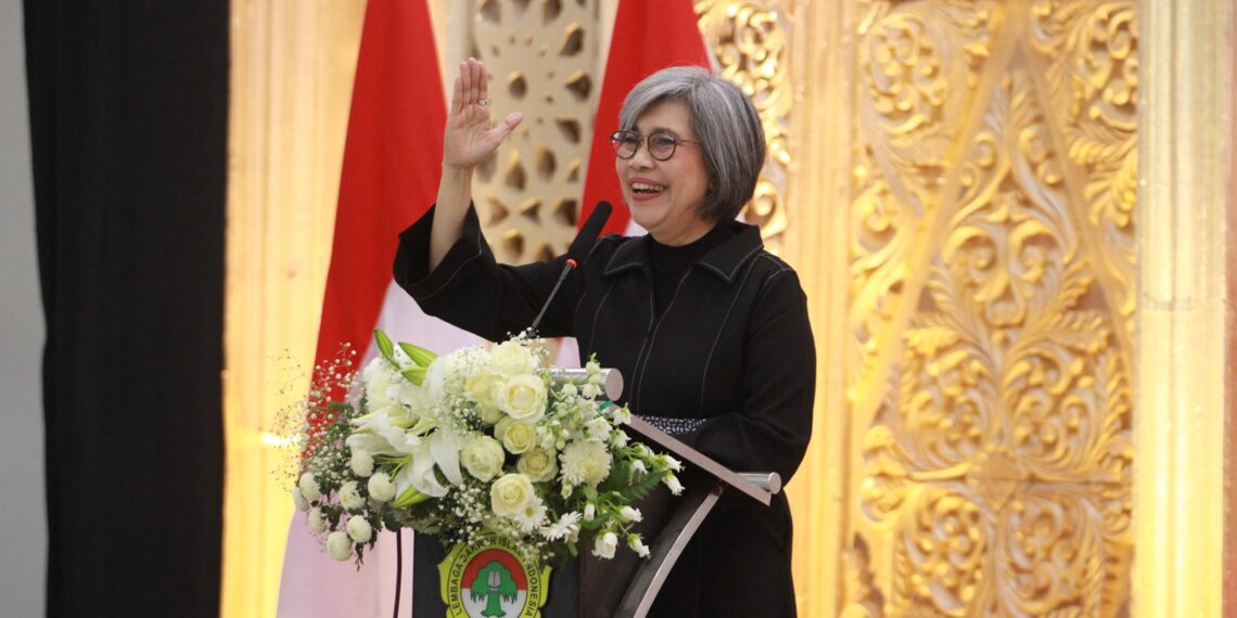 Anggota Komisi IX DPR RI, Indah Kurnia, menyampaikan sambutan pada Musyawarah Daerah (Musda) X LDII Surabaya di Gedung Serbaguna Sabilurrosyidin, Minggu (9/11/2025). Dalam kesempatan itu, Indah mengajak perempuan Indonesia untuk terus meningkatkan kualitas diri dan berperan aktif dalam pembangunan bangsa. (Foto: Dok. LINES Surabaya)