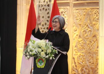 Anggota Komisi IX DPR RI, Indah Kurnia, menyampaikan sambutan pada Musyawarah Daerah (Musda) X LDII Surabaya di Gedung Serbaguna Sabilurrosyidin, Minggu (9/11/2025). Dalam kesempatan itu, Indah mengajak perempuan Indonesia untuk terus meningkatkan kualitas diri dan berperan aktif dalam pembangunan bangsa. (Foto: Dok. LINES Surabaya)