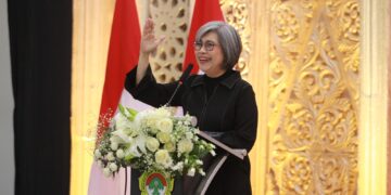 Anggota Komisi IX DPR RI, Indah Kurnia, menyampaikan sambutan pada Musyawarah Daerah (Musda) X LDII Surabaya di Gedung Serbaguna Sabilurrosyidin, Minggu (9/11/2025). Dalam kesempatan itu, Indah mengajak perempuan Indonesia untuk terus meningkatkan kualitas diri dan berperan aktif dalam pembangunan bangsa. (Foto: Dok. LINES Surabaya)