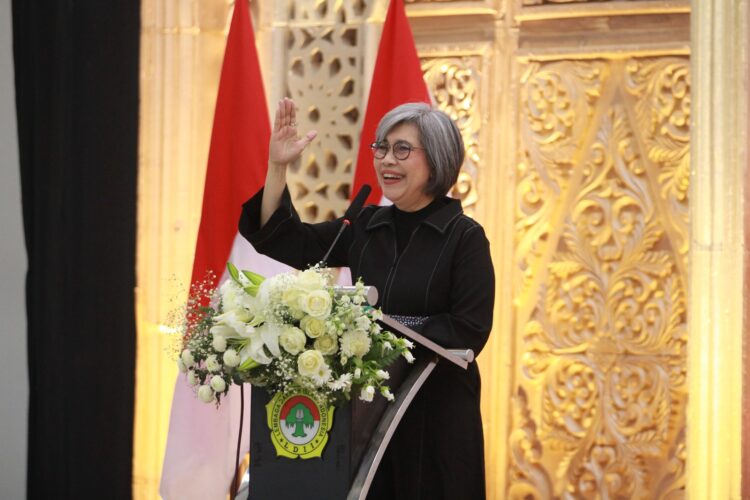 Anggota Komisi IX DPR RI Indah Kurnia menyampaikan sambutan pada Musyawarah Daerah Musda X LDII Surabaya di Gedung Serbaguna Sabilurrosyidin Minggu 9112025 Dalam kesempatan itu Indah mengajak perempuan Indonesia untuk terus meningkatkan kualitas diri dan berperan aktif dalam pembangunan bangsa Foto Dok LINES Surabaya