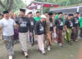 Wakil Wali Kota Kediri, Qowimuddin Thoha (berrompi cokelat), berjalan bersama peserta dalam kegiatan Jalan Sehat Sarungan memperingati Hari Santri Nasional di Taman Tirtoyoso, Kota Kediri, Minggu (2/11). Kegiatan ini diikuti ribuan santri dari berbagai pondok pesantren, termasuk santri LDII. (Foto: Dok. LINES Kediri)