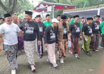 Wakil Wali Kota Kediri, Qowimuddin Thoha (berrompi cokelat), berjalan bersama peserta dalam kegiatan Jalan Sehat Sarungan memperingati Hari Santri Nasional di Taman Tirtoyoso, Kota Kediri, Minggu (2/11). Kegiatan ini diikuti ribuan santri dari berbagai pondok pesantren, termasuk santri LDII. (Foto: Dok. LINES Kediri)