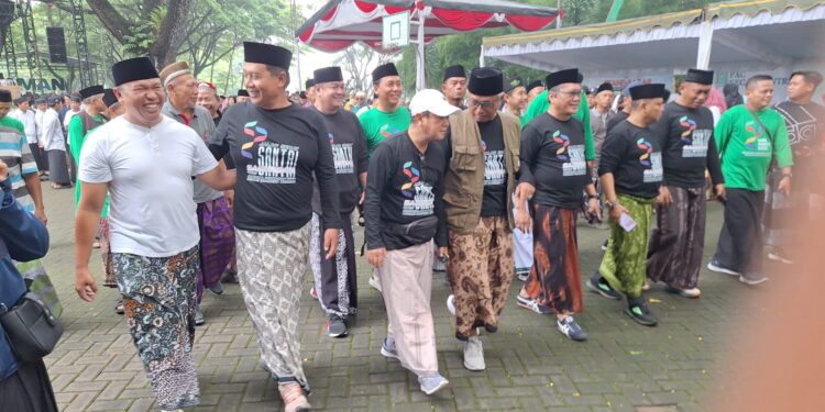 Wakil Wali Kota Kediri, Qowimuddin Thoha (berrompi cokelat), berjalan bersama peserta dalam kegiatan Jalan Sehat Sarungan memperingati Hari Santri Nasional di Taman Tirtoyoso, Kota Kediri, Minggu (2/11). Kegiatan ini diikuti ribuan santri dari berbagai pondok pesantren, termasuk santri LDII. (Foto: Dok. LINES Kediri)