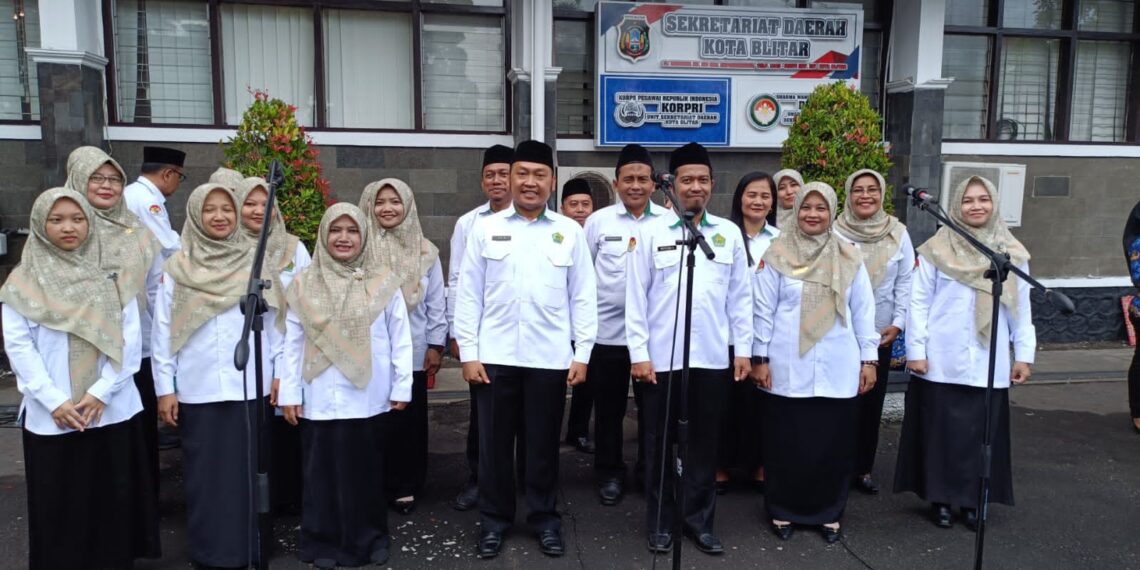 Para anggota paduan suara perwakilan Kemenag Kota Blitar dan sejumlah pesantren, termasuk unsur dari LDII, setelah membawakan Mars Pesantren pada acara peluncuran yang digelar di halaman Kantor Wali Kota Blitar, Senin (17/11). Foto: Dok. LINES Blitar