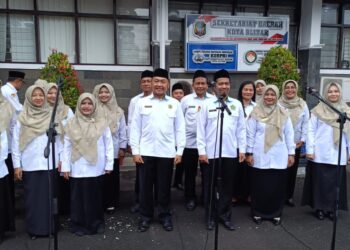 Para anggota paduan suara perwakilan Kemenag Kota Blitar dan sejumlah pesantren, termasuk unsur dari LDII, setelah membawakan Mars Pesantren pada acara peluncuran yang digelar di halaman Kantor Wali Kota Blitar, Senin (17/11). Foto: Dok. LINES Blitar