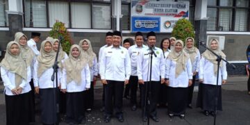 Para anggota paduan suara perwakilan Kemenag Kota Blitar dan sejumlah pesantren, termasuk unsur dari LDII, setelah membawakan Mars Pesantren pada acara peluncuran yang digelar di halaman Kantor Wali Kota Blitar, Senin (17/11). Foto: Dok. LINES Blitar