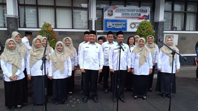 Para anggota paduan suara perwakilan Kemenag Kota Blitar dan sejumlah pesantren, termasuk unsur dari LDII, setelah membawakan Mars Pesantren pada acara peluncuran yang digelar di halaman Kantor Wali Kota Blitar, Senin (17/11). Foto: Dok. LINES Blitar