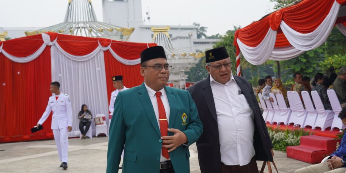 Ketua DPW LDII Jawa Timur, Moch. Amrodji Konawi (kiri), bersama Wakil Ketua MUI Jawa Timur, KH Ahsanul Haq (kanan), menghadiri upacara peringatan Hari Pahlawan di Monumen Tugu Pahlawan, Surabaya, Senin (10/11). Kegiatan ini diikuti berbagai elemen masyarakat dan pejabat daerah sebagai wujud penghormatan kepada para pahlawan bangsa. (Foto: Dok. LINES Jatim)
