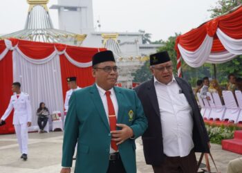 Ketua DPW LDII Jawa Timur, Moch. Amrodji Konawi (kiri), bersama Wakil Ketua MUI Jawa Timur, KH Ahsanul Haq (kanan), menghadiri upacara peringatan Hari Pahlawan di Monumen Tugu Pahlawan, Surabaya, Senin (10/11). Kegiatan ini diikuti berbagai elemen masyarakat dan pejabat daerah sebagai wujud penghormatan kepada para pahlawan bangsa. (Foto: Dok. LINES Jatim)