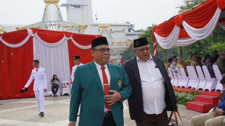 Ketua DPW LDII Jawa Timur, Moch. Amrodji Konawi (kiri), bersama Wakil Ketua MUI Jawa Timur, KH Ahsanul Haq (kanan), menghadiri upacara peringatan Hari Pahlawan di Monumen Tugu Pahlawan, Surabaya, Senin (10/11). Kegiatan ini diikuti berbagai elemen masyarakat dan pejabat daerah sebagai wujud penghormatan kepada para pahlawan bangsa. (Foto: Dok. LINES Jatim)