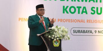Ketua DPW LDII Jawa Timur, Moch. Amrodji Konawi, memberikan pengarahan pada pembukaan Musyawarah Daerah (Musda) X LDII Kota Surabaya di Gedung Serbaguna Sabilurrosyidin, Minggu (9/11/2025). Dalam arahannya, ia menekankan pentingnya penguatan nilai kebangsaan, kontribusi, serta sinergi antarormas untuk mendukung pembangunan Kota Surabaya. (Foto: Dok. LINES Surabaya)