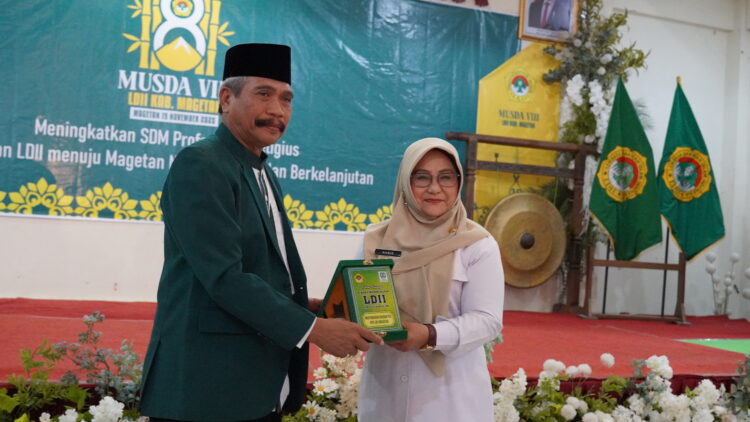 Ketua DPD LDII Magetan Joko Pramono menyerahkan cendera mata kepada Bupati Magetan Nanik Endang Rusminarti pada pembukaan Musyawarah Daerah (Musda) VIII LDII di RM Putra Nirwana, Plaosan, Rabu (19/11). Penyerahan cendera mata ini menjadi simbol sinergi antara LDII dan Pemerintah Kabupaten Magetan dalam mendukung program pembangunan daerah. (Foto: Dok. LINES Jatim)