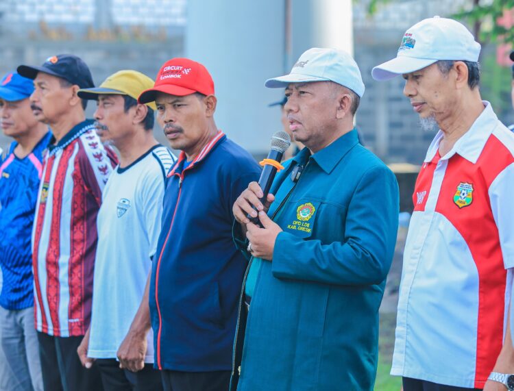 Ketua DPD LDII Kabupaten Gresik, Abdul Muis Zuhri, memberikan sambutan saat pembukaan LDII Cup U-25 di Stadion WCP Krembangan, Gresik, Sabtu (2/11). (Foto: Dok. LINES Gresik)