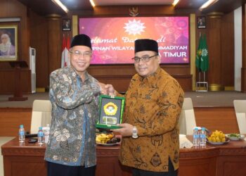 Ketua DPW LDII Jawa Timur, H Moch Amrodji Konawi, menyerahkan cenderamata kepada Ketua PW Muhammadiyah Jawa Timur, Prof H Sukadiono, dalam acara silaturahim di Kantor PW Muhammadiyah Jatim, Sabtu (11/2/2023). Foto: Dok. LINES Jatim