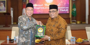 Ketua DPW LDII Jawa Timur, H Moch Amrodji Konawi, menyerahkan cenderamata kepada Ketua PW Muhammadiyah Jawa Timur, Prof H Sukadiono, dalam acara silaturahim di Kantor PW Muhammadiyah Jatim, Sabtu (11/2/2023). Foto: Dok. LINES Jatim
