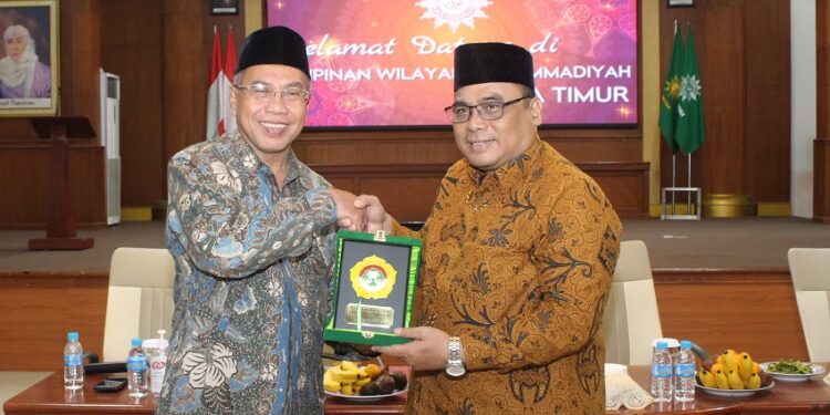 Ketua DPW LDII Jawa Timur, H Moch Amrodji Konawi, menyerahkan cenderamata kepada Ketua PW Muhammadiyah Jawa Timur, Prof H Sukadiono, dalam acara silaturahim di Kantor PW Muhammadiyah Jatim, Sabtu (11/2/2023). Foto: Dok. LINES Jatim