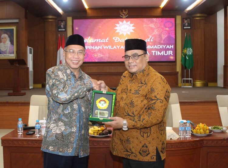 Ketua DPW LDII Jawa Timur, H Moch Amrodji Konawi, menyerahkan cenderamata kepada Ketua PW Muhammadiyah Jawa Timur, Prof H Sukadiono, dalam acara silaturahim di Kantor PW Muhammadiyah Jatim, Sabtu (11/2/2023). Foto: Dok. LINES Jatim