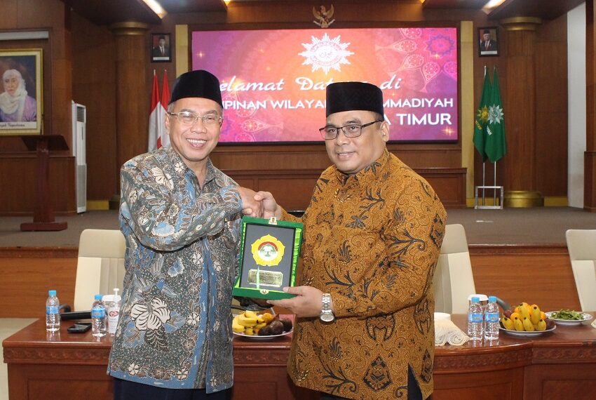 Ketua DPW LDII Jawa Timur, H Moch Amrodji Konawi, menyerahkan cenderamata kepada Ketua PW Muhammadiyah Jawa Timur, Prof H Sukadiono, dalam acara silaturahim di Kantor PW Muhammadiyah Jatim, Sabtu (11/2/2023). Foto: Dok. LINES Jatim