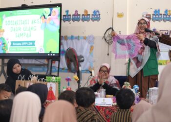 Siswa TK Tarbiyah Al Ubaidah dan KB Choirul Huda diperkenalkan cara mendaur ulang dan mengelola sampah lewat pelatihan sosialisasi. Dok: LINES.