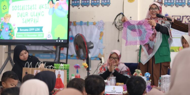 Siswa TK Tarbiyah Al Ubaidah dan KB Choirul Huda diperkenalkan cara mendaur ulang dan mengelola sampah lewat pelatihan sosialisasi. Dok: LINES.