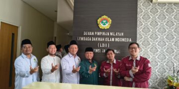 Tim Falakiyah DPW LDII Jawa Timur berfoto bersama dua mahasiswa Program Studi Ilmu Falak, Fakultas Syariah dan Hukum (FSH) Universitas Islam Negeri Sunan Ampel (UINSA) Surabaya, usai kegiatan penelitian dan pendalaman ilmu falakiyah di Kantor DPW LDII Jawa Timur, Selasa (11/11). (Foto: Dok. LINES Jatim)