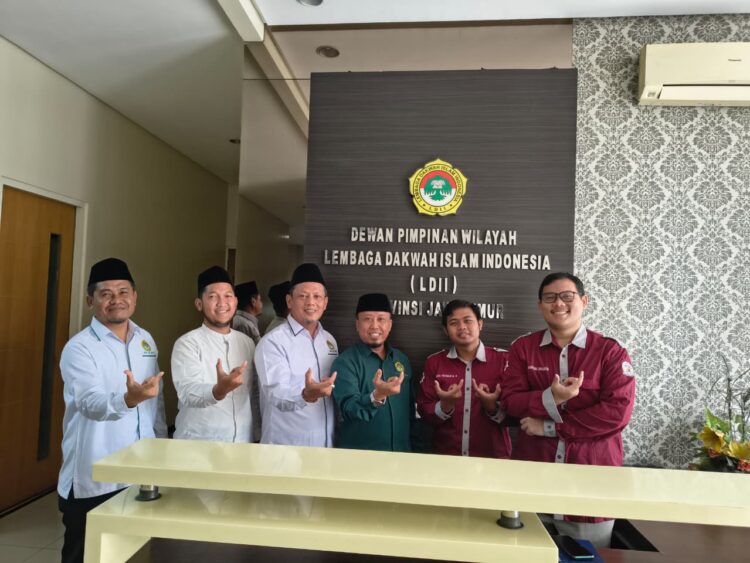 Tim Falakiyah DPW LDII Jawa Timur berfoto bersama dua mahasiswa Program Studi Ilmu Falak, Fakultas Syariah dan Hukum (FSH) Universitas Islam Negeri Sunan Ampel (UINSA) Surabaya, usai kegiatan penelitian dan pendalaman ilmu falakiyah di Kantor DPW LDII Jawa Timur, Selasa (11/11). (Foto: Dok. LINES Jatim)