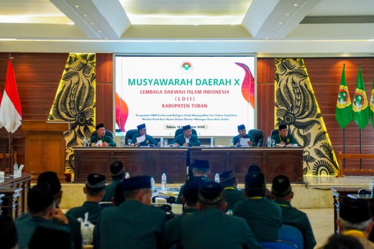 Para pimpinan Musyawarah Daerah (Musda) X LDII Kabupaten Tuban, yang didampingi oleh pengurus DPW LDII Jawa Timur, memimpin jalannya sidang paripurna di Ruang Rapat RH Ronggolawe, Pemkab Tuban. (Foto: Dok. LINES Jatim)