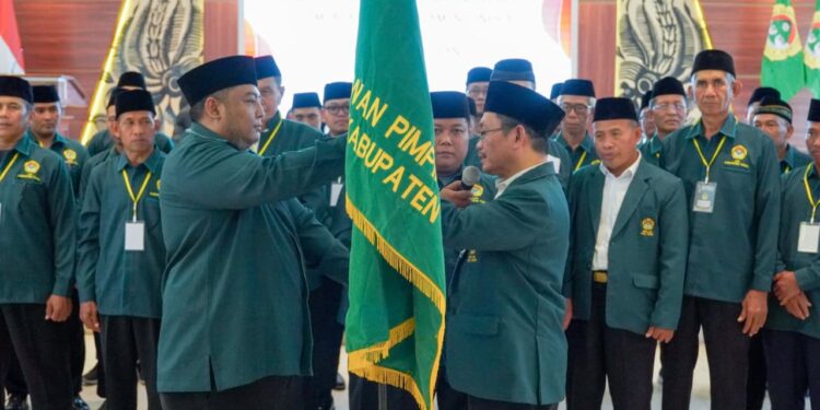 pelantikanketualdiituban20252023 | LDII JAWA TIMUR Ketua DPD LDII Kabupaten Tuban terpilih Hartono menerima panji organisasi dalam prosesi pelantikan pada Musyawarah Daerah Musda X LDII Tuban di Ruang Rapat RH Ronggolawe Pemkab Tuban Prosesi ini disaksikan jajaran pengurus dan ketua PC LDII se Kabupaten Tuban sebagai simbol amanah kepemimpinan untuk periode 20252030 Foto Dok LINES Jatim