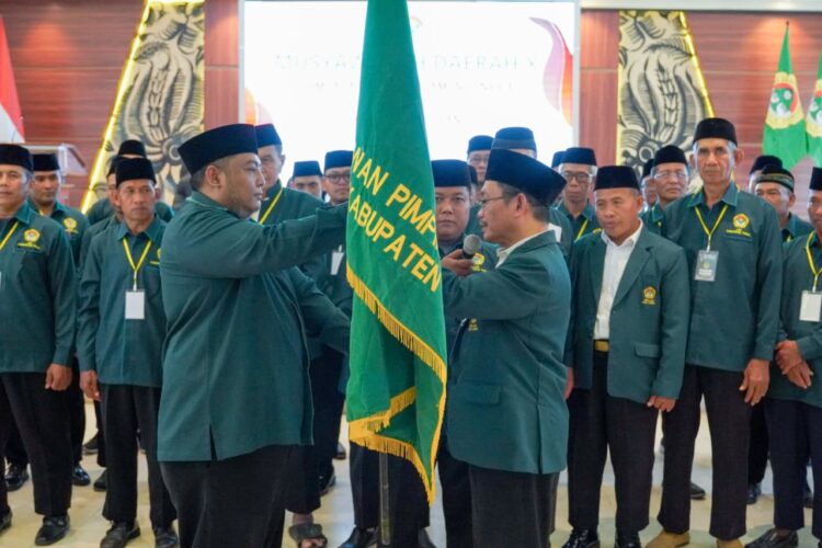 Ketua DPD LDII Kabupaten Tuban terpilih, Hartono, menerima panji organisasi dalam prosesi pelantikan pada Musyawarah Daerah (Musda) X LDII Tuban di Ruang Rapat RH Ronggolawe, Pemkab Tuban. Prosesi ini disaksikan jajaran pengurus dan ketua PC LDII se-Kabupaten Tuban sebagai simbol amanah kepemimpinan untuk periode 2025–2030. (Foto: Dok. LINES Jatim)