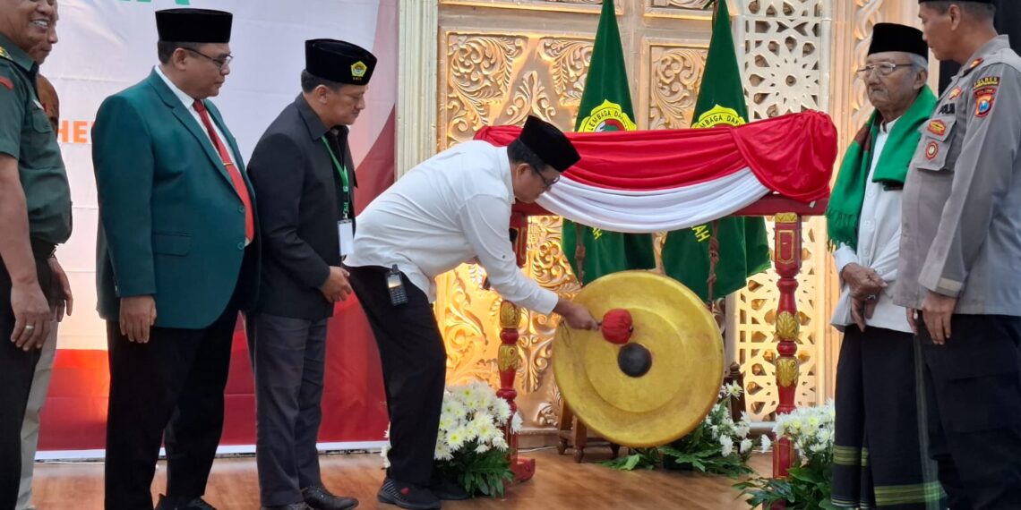 Kepala Bagian Pemerintahan dan Kesejahteraan Rakyat (Kabag Kesra) Kota Surabaya, Arief Budiarto (tengah), memukul gong menandai pembukaan resmi Musyawarah Daerah (Musda) X LDII Kota Surabaya, di Gedung Serba Guna Sabilurrosyidin, Minggu (9/11). Hadir dalam kegiatan tersebut jajaran pengurus LDII, tokoh masyarakat, serta perwakilan Forkopimda Kota Surabaya. (Foto: Dok. LINES Surabaya)