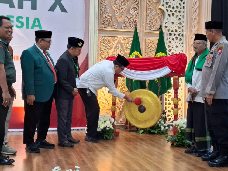 Kepala Bagian Pemerintahan dan Kesejahteraan Rakyat Kabag Kesra Kota Surabaya Arief Budiarto tengah memukul gong menandai pembukaan resmi Musyawarah Daerah Musda X LDII Kota Surabaya di Gedung Serba Guna Sabilurrosyidin Minggu 911 Hadir dalam kegiatan tersebut jajaran pengurus LDII tokoh masyarakat serta perwakilan Forkopimda Kota Surabaya Foto Dok LINES Surabaya