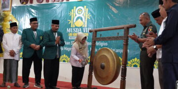 Bupati Magetan Nanik Endang Rusminarti memukul gong sebagai tanda dibukanya Musyawarah Daerah (Musda) VIII LDII Kabupaten Magetan di RM Putra Nirwana, Plaosan, Rabu (19/11). Pembukaan Musda disaksikan oleh jajaran pengurus LDII, Forkopimda, serta tamu undangan. (Foto: Dok. LINES Jatim)