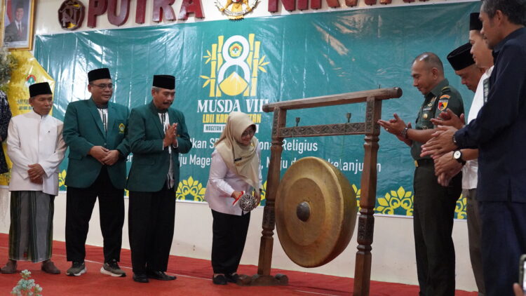 Bupati Magetan Nanik Endang Rusminarti memukul gong sebagai tanda dibukanya Musyawarah Daerah (Musda) VIII LDII Kabupaten Magetan di RM Putra Nirwana, Plaosan, Rabu (19/11). Pembukaan Musda disaksikan oleh jajaran pengurus LDII, Forkopimda, serta tamu undangan. (Foto: Dok. LINES Jatim)