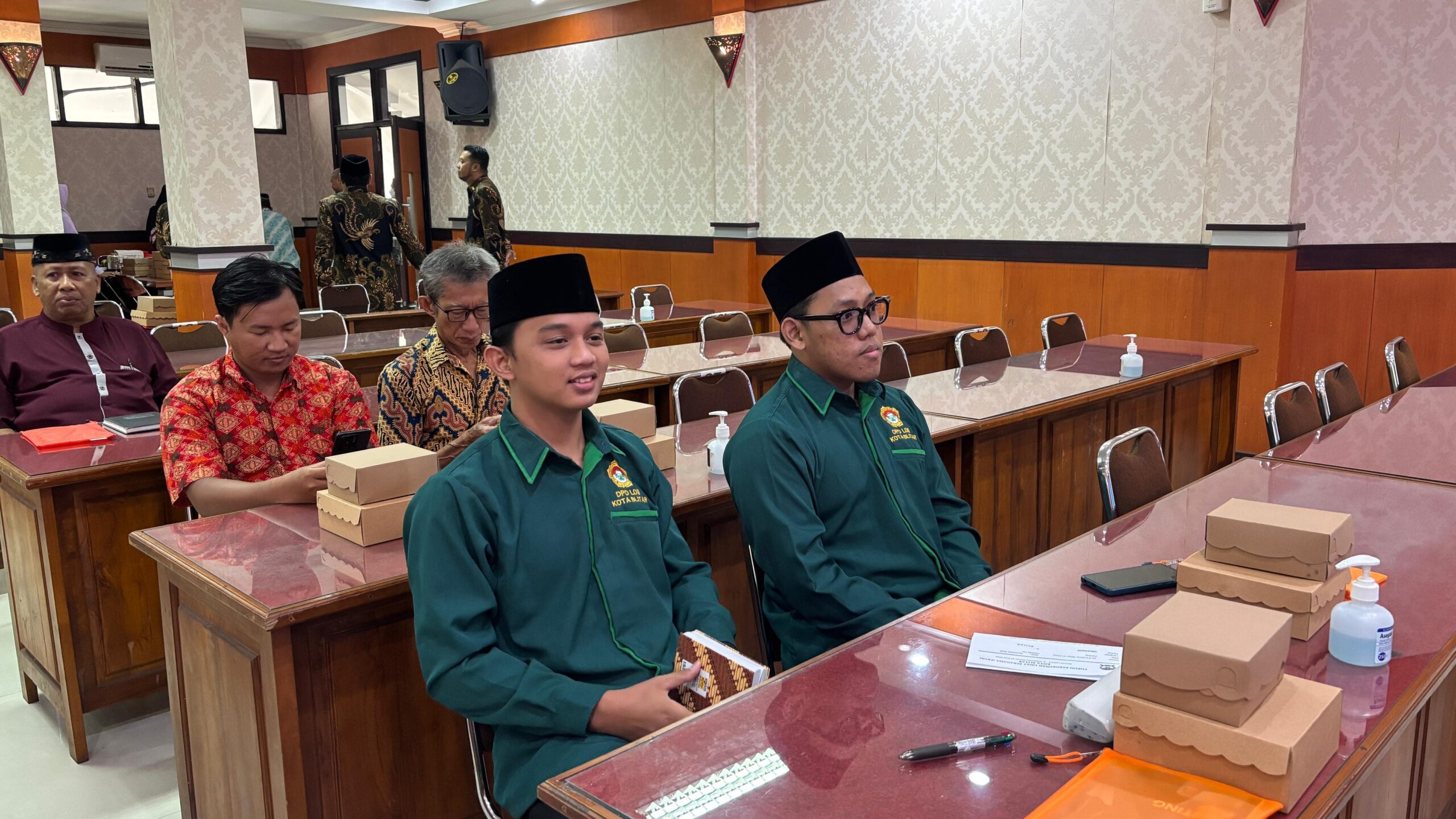 Perwakilan DPD LDII Kota Blitar mengikuti Dialog Kebangsaan dan Kerukunan Umat Beragama di Ruang Sasana Praja Kantor Pemerintah Kota Blitar, Kamis (27/11). Para peserta dari berbagai organisasi masyarakat mengikuti rangkaian kegiatan untuk memperkuat toleransi dan harmoni sosial. Foto: Dok. Lines Kota Blitar