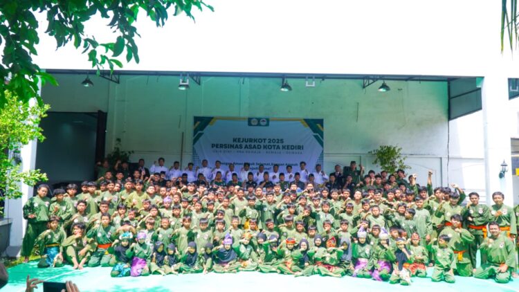 Ratusan pesilat dari berbagai kategori usia berpose bersama usai pembukaan Kejurkot PERSINAS ASAD Kota Kediri 2025 yang digelar pada Sabtu 2911 di Padepokan PERSINAS ASAD Kediri Kegiatan ini menjadi ajang pembinaan dan pencarian bibit atlet pencak silat berprestasi Foto Dok LINES Kediri