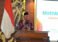 Wakil Bupati Tuban, Joko Sarwono, menyampaikan sambutan sekaligus membuka Musyawarah Daerah (Musda) X LDII Kabupaten Tuban di Ruang Rapat RH Ronggolawe, Pemkab Tuban, Sabtu (15/11). Dalam arahannya, Wabup Sarwono menegaskan pentingnya sinergi antara ormas keumatan dan pemerintah daerah untuk mewujudkan SDM profesional dan religius di Tuban. (Foto: Dok. LINES Jatim)