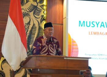 Wakil Bupati Tuban, Joko Sarwono, menyampaikan sambutan sekaligus membuka Musyawarah Daerah (Musda) X LDII Kabupaten Tuban di Ruang Rapat RH Ronggolawe, Pemkab Tuban, Sabtu (15/11). Dalam arahannya, Wabup Sarwono menegaskan pentingnya sinergi antara ormas keumatan dan pemerintah daerah untuk mewujudkan SDM profesional dan religius di Tuban. (Foto: Dok. LINES Jatim)