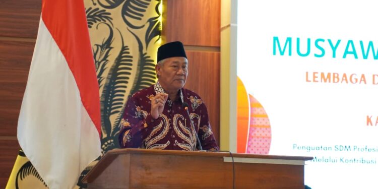 Wakil Bupati Tuban, Joko Sarwono, menyampaikan sambutan sekaligus membuka Musyawarah Daerah (Musda) X LDII Kabupaten Tuban di Ruang Rapat RH Ronggolawe, Pemkab Tuban, Sabtu (15/11). Dalam arahannya, Wabup Sarwono menegaskan pentingnya sinergi antara ormas keumatan dan pemerintah daerah untuk mewujudkan SDM profesional dan religius di Tuban. (Foto: Dok. LINES Jatim)