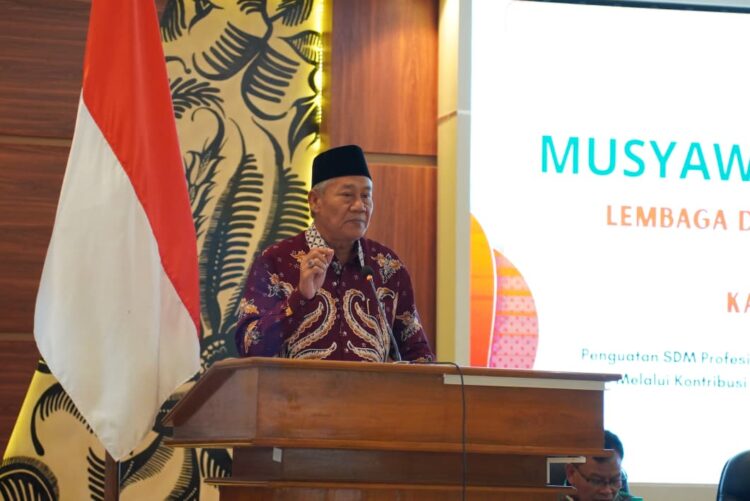 Wakil Bupati Tuban, Joko Sarwono, menyampaikan sambutan sekaligus membuka Musyawarah Daerah (Musda) X LDII Kabupaten Tuban di Ruang Rapat RH Ronggolawe, Pemkab Tuban, Sabtu (15/11). Dalam arahannya, Wabup Sarwono menegaskan pentingnya sinergi antara ormas keumatan dan pemerintah daerah untuk mewujudkan SDM profesional dan religius di Tuban. (Foto: Dok. LINES Jatim)