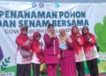 Ketua GOW Kabupaten Lamongan, Cana Dirham Akbar Aksara (tengah), bersama pengurus Wanita LDII Lamongan seusai kegiatan Penanaman Pohon dan Senam Bersama di Lapangan Gajah Mada, Jumat (31/10). (Foto: Dok. LINES Lamongan)