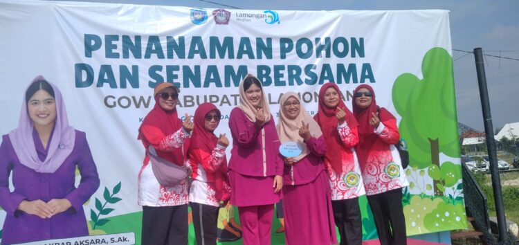 Ketua GOW Kabupaten Lamongan Cana Dirham Akbar Aksara tengah bersama pengurus Wanita LDII Lamongan seusai kegiatan Penanaman Pohon dan Senam Bersama di Lapangan Gajah Mada Jumat 3110 Foto Dok LINES Lamongan