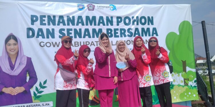 Ketua GOW Kabupaten Lamongan, Cana Dirham Akbar Aksara (tengah), bersama pengurus Wanita LDII Lamongan seusai kegiatan Penanaman Pohon dan Senam Bersama di Lapangan Gajah Mada, Jumat (31/10). (Foto: Dok. LINES Lamongan)