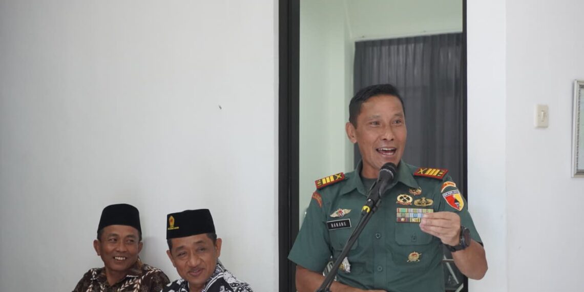 Danramil Purwoasri Kapten Inf Nanang Mashuri menyampaikan membuka Pelatihan Menjahit Balai Latihan Kerja Komunitas BLKK di Pondok Pesantren Miftahul Huda Desa Blawe Kecamatan Purwoasri Kabupaten Kediri Rabu 1012 Foto Dok LINES Kediri