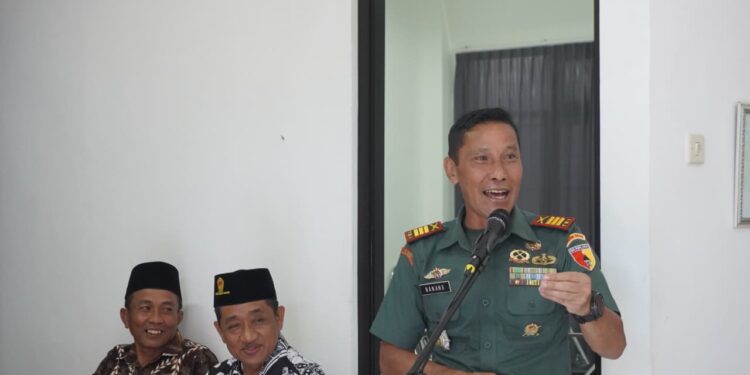 Danramil Purwoasri, Kapten Inf Nanang Mashuri, menyampaikan membuka Pelatihan Menjahit Balai Latihan Kerja Komunitas (BLKK) di Pondok Pesantren Miftahul Huda, Desa Blawe, Kecamatan Purwoasri, Kabupaten Kediri, Rabu (10/12). Foto: Dok. LINES Kediri